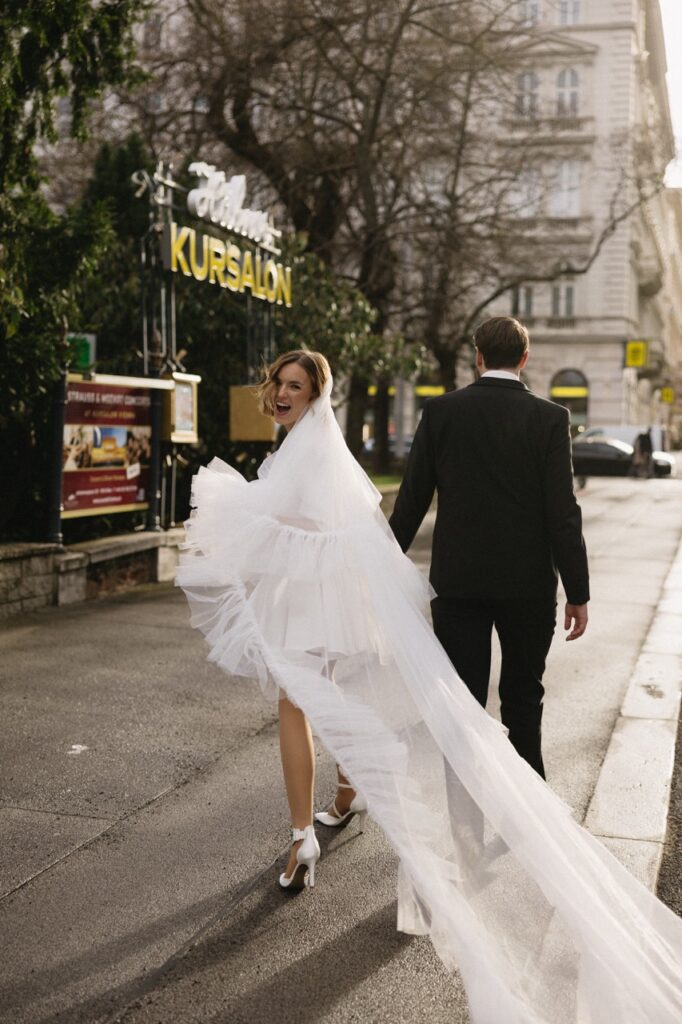 vienna wedding - city walk with wedding couple