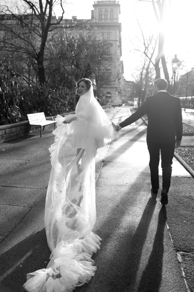 Brautpaarshooting in Wien in schwarz weiß