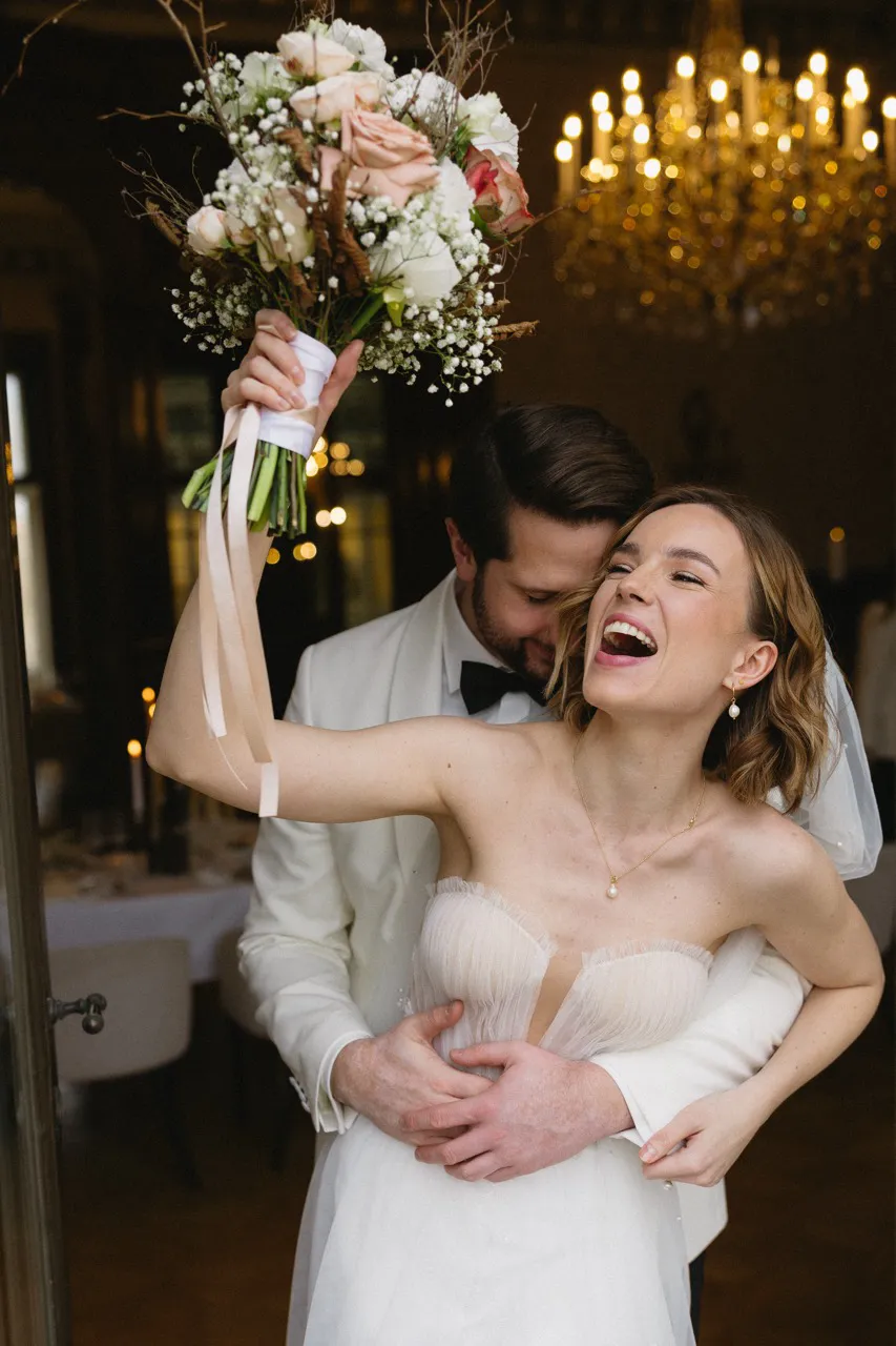 verliebtes Paar feiert - von Hochzeitsfotograf Burgenland Sandy Alonso eingefangen