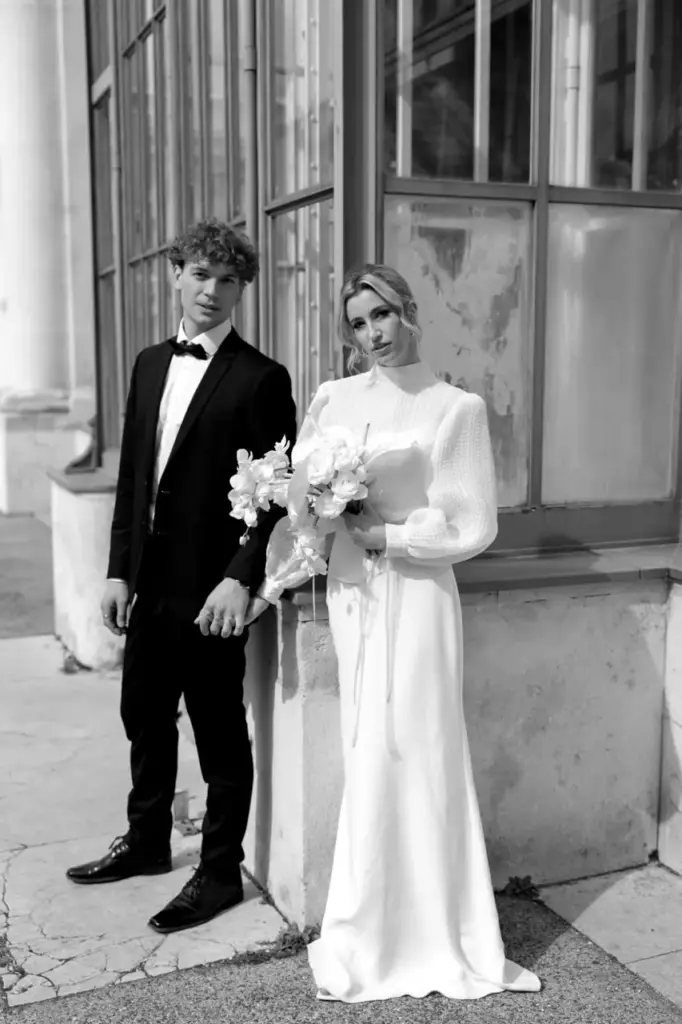 Brautpaar am Hochzeitstag im Wiener Burggarten
