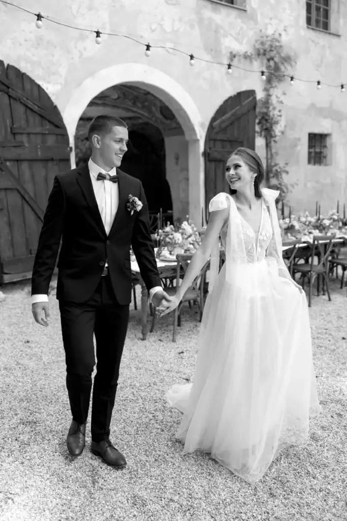 finca hochzeit auf mallorca - glückliches Brautpaar eingefangen von Hochzeitsfotograf mallorca sandy alonso