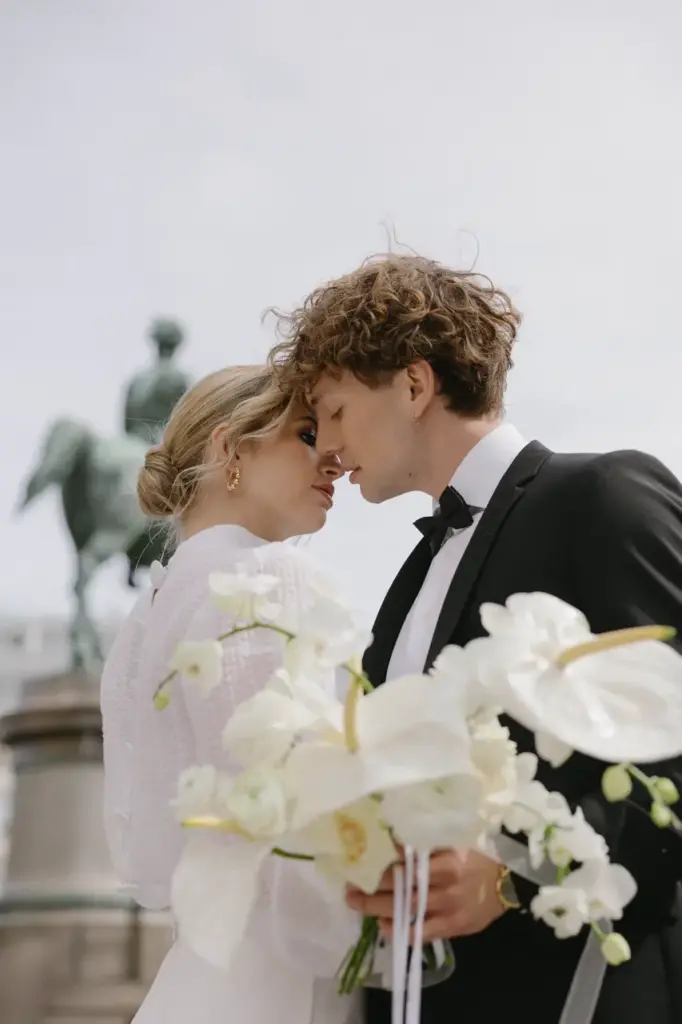 Hochzeitsfotograf Wien schießt Foto von braut und Bräutigam am Weg zum Palmenhaus Wien