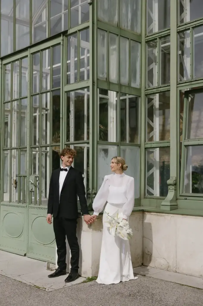 Brautpaar vor Palmenhaus Wien am Hochzeitstag